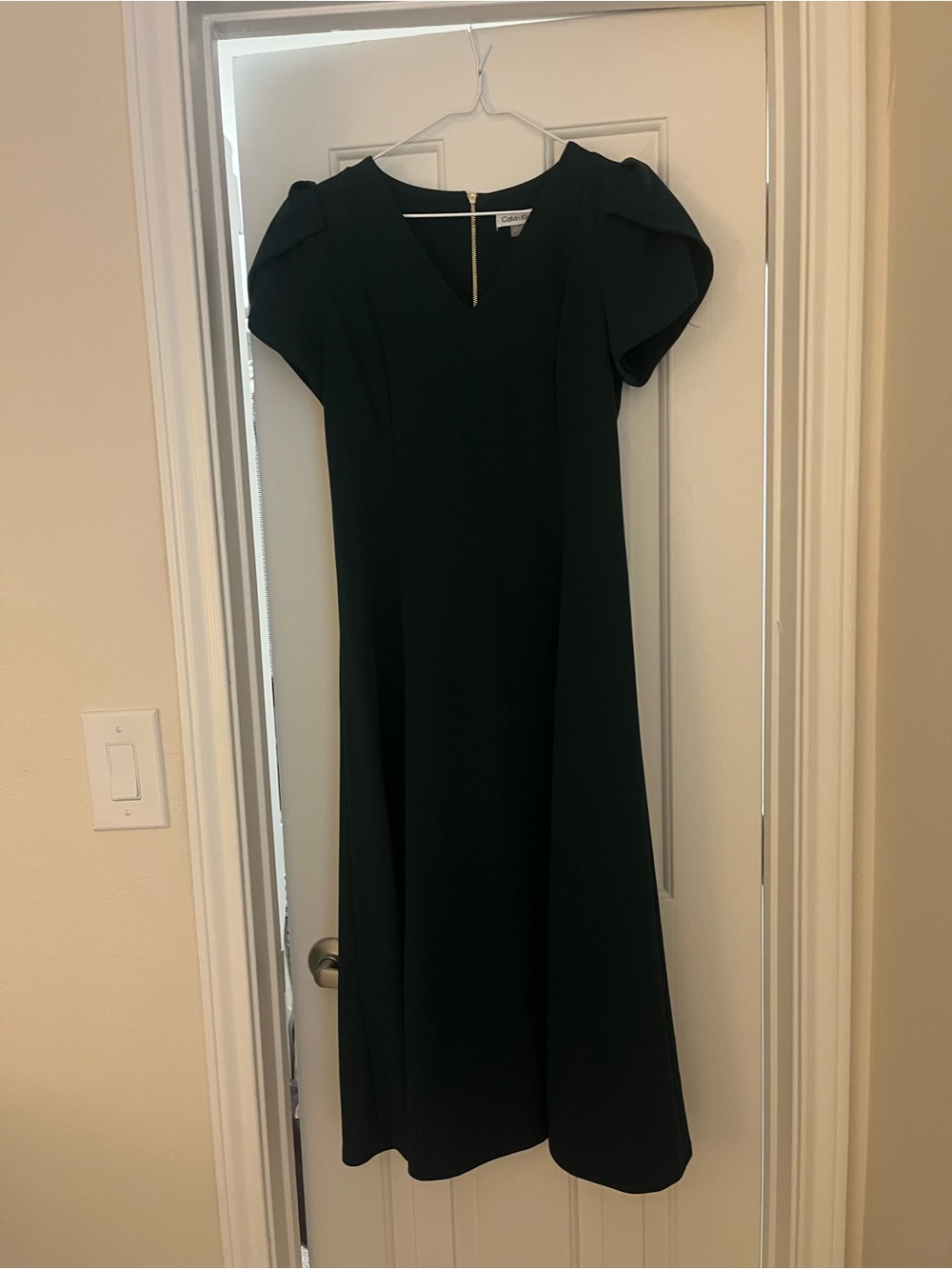 NWOT Calvin Klein VNeck Tulip Sleeve Midi Dress